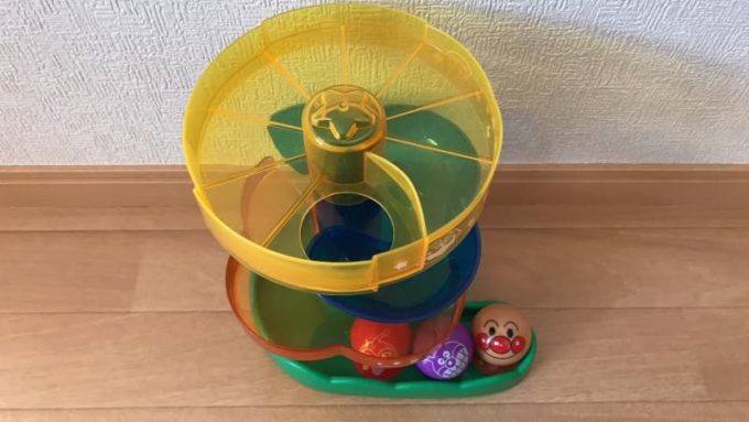 アンパンマンのおもちゃ にぎって!おとして!くるコロスロープを上から見た