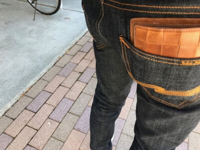 nudie jeans thin finn 後ろ姿はバックポケットが低いローヨーク
