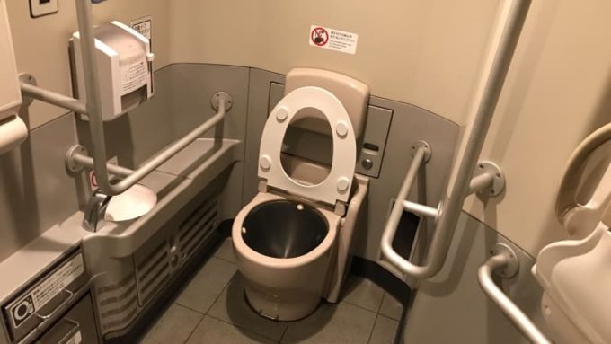 新幹線の多目的トイレ