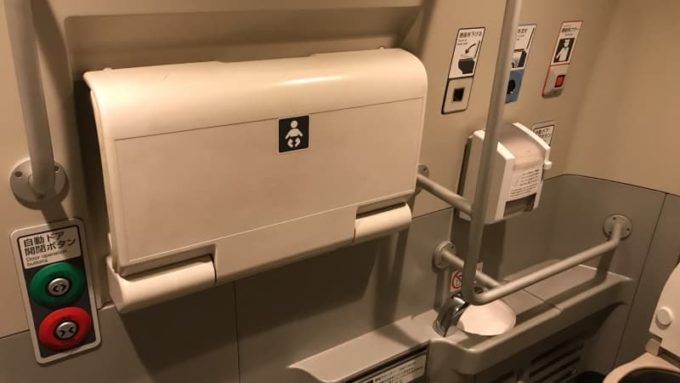 新幹線の多目的トイレ オムツ替え