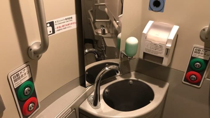 新幹線の多目的トイレ オストメイト