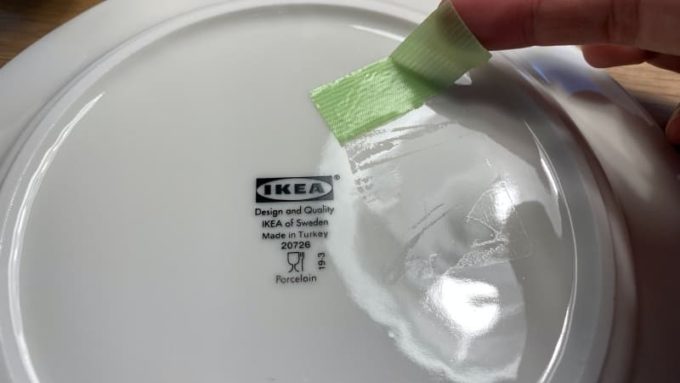 IKEAのお皿のシール跡に養生テープを貼る