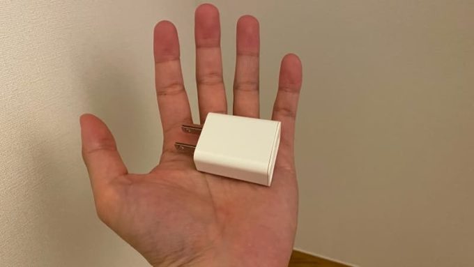 Rakuten Mini 電源アダプタは小さくて手のひらサイズ