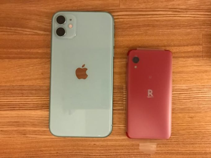 Rakuten Mini クリムゾンレッドの本体 iPhone11との大きさを比較