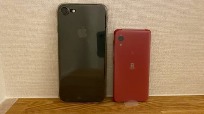 Rakuten Mini クリムゾンレッドの本体 iPhone7との大きさを比較